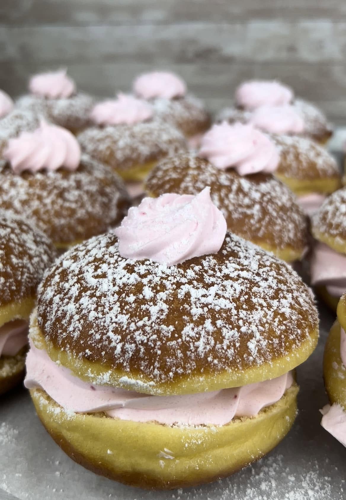 Warm pączki, over the counter